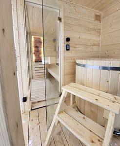 ซาวน่ากลางแจ้งทรงโมเดิร์นแบบมุมฉาก รุ่น Senxing Sx548 โครงเหล็กสีดำ ผนังกระจกสูงจากพื้นจรดเพดาน ลานไม้ ระบบเผาไม้ เป็นมิตรกับสิ่งแวดล้อม - Product Image 2