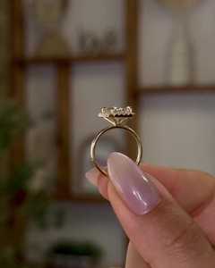 Anillo de compromiso con diamante cultivado en laboratorio, corte radiante IGI, 4 quilates, oro macizo de 14K/18K, halo con pavé ajustado, banda delgada de 1.50 mm, solitario para mujer - Product Image 4