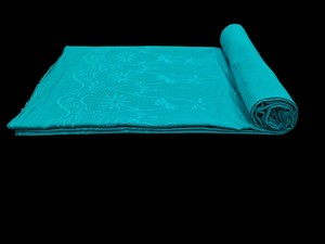 Tissu en coton bleu paon de qualité supérieure avec broderie ajourée Schiffli - Motif floral ton sur ton avec bordure festonnée - Vente flash - Product Image 2
