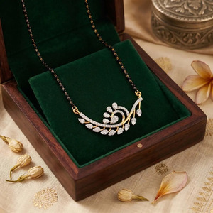 Collar Mangalsutra con diseño floral asimétrico y racimo de hojas con diamantes - Product Image 4
