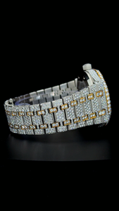 Reloj de Diamantes Personalizado de Dos Tonos, Dorado y Blanco, Completamente Cubierto de Diamantes Moissanite Redondos, con Esfera de Fecha y Esqueleto, para Hombre - Product Image 4