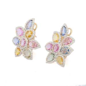 Boucles d'oreilles clous florales Art Déco en or 14 carats avec saphirs multiples, diamants et perles - Product Image 2