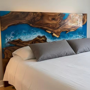 Cabecera de Cama de Madera Maciza con Resina Epoxi Azul Profundo, Color Personalizado, Diseño de Corazón |   Muebles de Dormitorio Modernos de Lujo con Diseño Artístico y Calefacción - Product Image 1