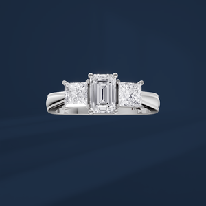 แหวนหมั้นเพชรทรงคลาสสิคแบบสามเม็ด ตัดแบบ Emerald Cut ทองคำขาวสำหรับผู้หญิง เพชร D Color รับรองโดย IGI เพชรเพาะเลี้ยงในห้องปฏิบัติการ - Product Image 2