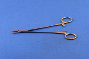 Portaagujas MayoMed TC RYDER-VASCULAR de Alta Calidad con Insertos de Carburo de Tungsteno y Anillos Dorados, Pinzas de Bloqueo de Acero Alemán - Product Image 2