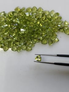Peridoto Verde Natural de 5MM, Corte Trillón, Tamaño Personalizable, Gema Suelta de la Mejor Calidad para Joyería - Product Image 1