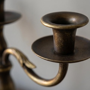 Candelabro decorativo de 5 pilares para fiestas, eventos, esquinas del hogar, decoración de bodas e iluminación ambiental de lujo de la India. - Product Image 4