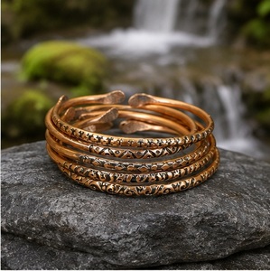 Conjunto de Brazaletes de Bronce con Pátina Natural Grabados a Mano, Diseño de Múltiples Hileras con Puntas Aplanadas, Brazalete Abierto para Muñeca - Product Image 1
