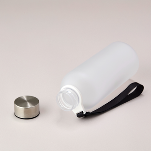 Bottiglia d'Acqua Riutilizzabile in Tritan con Logo Personalizzato, Design Coreano Moderno, Coperchio a Vite e Cinghia per Viaggi, Palestra e Attività all'Aperto - Product Image 4