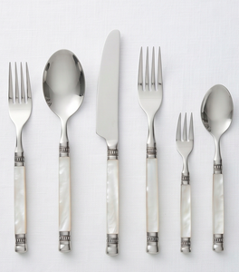 Elegante juego de cubiertos de acero inoxidable con mangos de nácar, acabado de alto brillo, apto para lavavajillas, ideal para bodas. - Product Image 1