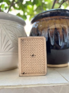 Nouveau porte-passeport en cuir de concepteur en cuir usiné Style de motif occidental Offre Spéciale accessoires de voyage multifonctions uniques - Product Image 2