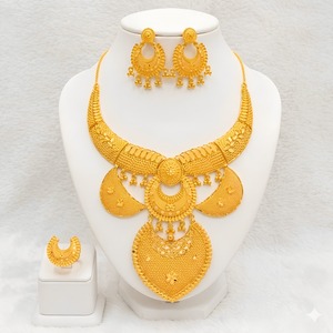 Ensemble de bijoux de mariée en alliage de cuivre plaqué or, collier, boucles d'oreilles, bague avec design perlé, bijoux classiques pour femmes - Product Image 4