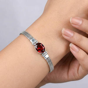 Pulsera de Cadena Bohemia Hecha a Mano con Baño de Plata 925 de Samrat Jewels, con Granate Rojo Ovalado Engastado en Bisel, Ajustable para Mujer - Product Image 1