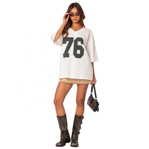 Camiseta de fútbol blanca de gran tamaño con cuello en V para mujer, Camiseta con estampado de número frontal, camisetas de fútbol americano de talla grande personalizadas - Product Image 3