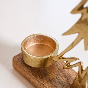 Ensemble de deux porte-bougies en métal doré sur base en bois, avec décorations étoiles, pour décorations de Noël festives à la maison - Product Image 2