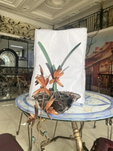 Estatua de Orquídea de Hierro Chapada en Oro, Exquisitamente Elaborada, con Impresión Digital, Escultura Artística 3D, Resistente al Óxido, Decoración para el Hogar - Product Image 2