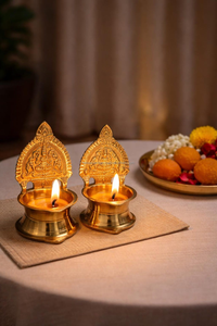Lampe à huile traditionnelle artisanale en laiton massif plaqué or, style art populaire Lakshmi Diya, pour la décoration de la maison, du temple, des Puja et des festivals - Product Image 5
