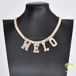 Elegante Collar con Letra DUKE de Diamante Moissanite con Brillantes Piedras Rectangulares y Detalles en Verde - Product Image 2