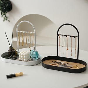 ที่วางเครื่องประดับทรงโค้งทันสมัย พร้อมถาดเก็บสร้อยข้อมือ ป้องกันการพันกัน ที่เก็บสร้อยคอ ประหยัดพื้นที่ สำหรับจัดแสดงบนโต๊ะเครื่องแป้ง - Product Image 3