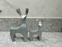 Statues de lions majestueux en métal (lot de 2) : avec de larges crinières et une posture robuste et agressive, ces sculptures argentées symbolisent la force.