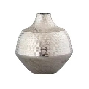 แจกันดอกไม้โลหะดีไซน์หรูหราสำหรับตกแต่งโต๊ะกลางห้องนั่งเล่น จัดดอกไม้ตกแต่งบ้าน ชิ้นงานตกแต่งภายในบ้าน - Product Image 2