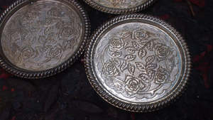 Ensemble de 4 sous-verres à thé ronds en métal au design de luxe avec bordure en relief, taille personnalisée, parfaits pour une utilisation élégante dans la cuisine indienne - Product Image 4
