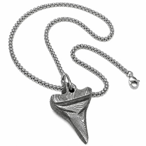 Collier pendentif moderne en acier Damas fait main, motif dents de requin découpées, cadeau promotionnel original et exquis pour la Saint-Valentin - Product Image 1