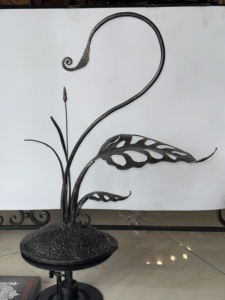 Soporte para Plantas Tradicional de Hierro Dorado con Diseño de Hojas Huecas Inspirado en la Naturaleza, Elegante Adorno para Decoración del Hogar y Jardín - Product Image 4