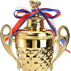 Coupe de trophée classique en or avec un ruban et des poignées décoratives. Disponible aux prix de gros. - Product Image 1