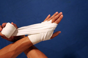 Bandages de boxe élastiques personnalisés de qualité supérieure, dernières nouveautés en polyester, vente en gros, équipement d'arts martiaux, couleur et logo personnalisables - Product Image 3