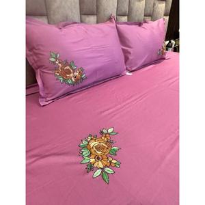 ผ้าคลุมเตียงปักลายดอกไม้ ดีไซน์เนอร์คอตตอน สีชมพู เนื้อผ้าน้ำหนักเบา ระบายอากาศได้ดี นุ่มสบาย ผลิตในอินเดีย สั่งทำได้ - Product Image 2
