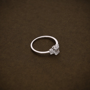 Anillo de Compromiso con Diamante Cultivado en Laboratorio, Corte Esmeralda, Engaste de Tres Piedras, Certificado IGI, Anillo de Promesa con Diamante Creado en Laboratorio - Product Image 2