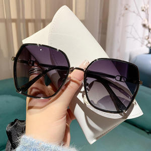 Gafas de Sol Vintage Chic Doradas con Montura Completa y Lentes Degradadas, Polarizadas UV400, con Aspecto de Cristal de Lujo y Logotipo Personalizado para Mujer - Product Image 2