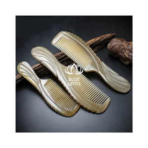 Peine de cuerno de búfalo de venta rápida para un aseo suave de la barba y un conjunto de suministros de mantenimiento personal fiable y duradero - Product Image 1
