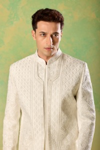 Traje de Novio con Base de Tela Pearl Off White, Diseño de Rejilla de Diamantes, Paisley y Medallón Kalki Codificado, Marca Divine Touch - Product Image 5