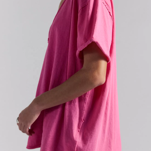เสื้อยืดโอเวอร์ไซส์สีชมพู คอวี แขนสั้น สีพื้น สไตล์ลำลองสำหรับผู้หญิง ผ้าเจอร์ซีย์ ทรงปกติ สไตล์ผู้ใหญ่ - Product Image 3