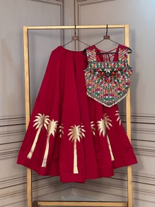 Ensemble Lehenga Choli en tissu romain de qualité supérieure avec broderie Kutchi Gamthi, travail Gota en noix de coco et 24 Kali Flare, qualité export - Product Image 1