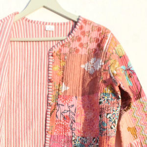 เสื้อแจ็คเก็ตผ้าควิลท์ทำมือสำหรับผู้หญิง สไตล์โบโฮใหม่ สีชมพู ผ้าฝ้าย คิโมโน แต่งแถบขอบ ด้านหน้าเปิด - Product Image 4