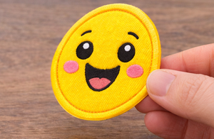 SmileyBud - 100 Parches Bordados con Caras de Dibujos Animados - 10 Colores, 2.5 Pulgadas, Termoadhesivos/Para Coser en Ropa, Bolsos, Gorras y Manualidades - Product Image 4