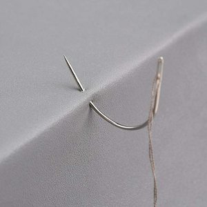 Aiguille à tresser en forme de C pour extensions de cheveux, outil de précision pour coiffeurs professionnels, idéal pour les services de tressage et d'extension capillaire - Product Image 2