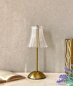 Lámpara de Mesa Moderna de Latón con Pantalla de Acrílico en Forma de Campana, E27 LED 2700K, Luz Blanca Cálida Suave para Dormitorio, Uso Decorativo - Product Image 3