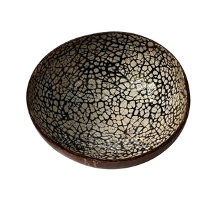 Bol en coquille de noix de coco avec texture décorative gravée, design éco-responsable, finition polie élégante pour cuisines - Product Image 2