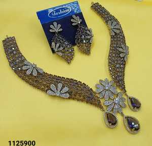 Conjunto de Joyería Nupcial Tradicional con Acabado Mehndi, Estilo Bollywood, Collar Floral AD y Pendientes Colgantes para Sangeet y Festivales Étnicos - Product Image 5