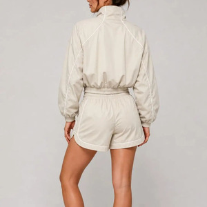 Conjunto deportivo de 2 piezas beige para mujer con logotipo personalizado, chaqueta con cremallera y pantalones cortos, conjunto transpirable de poliéster para entrenamiento de primavera/verano - Product Image 2