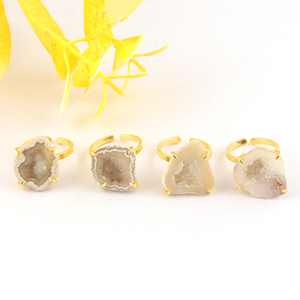 Elegante Anillo Ajustable de Ágata Druzy Blanca con Baño de Oro de 18k, Joyería de Moda con Piedras Preciosas, Estilo Lujoso Único, Venta al Por Mayor - Product Image 1