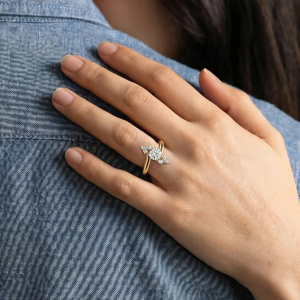 Anillo de Compromiso de Oro Amarillo con Diamante, Corte Brillante Redondo, Diseño Floral, Joyería Fina Clásica para Mujer - Product Image 4