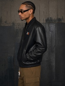 Chaqueta de cuero elegante con forro interior suave, costuras duraderas y ajuste regular cómodo para uso diario. Diseño de chaqueta de cuero. - Product Image 3