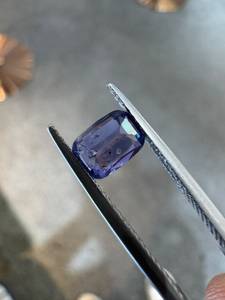 Zafiro Azul Violeta Natural, Corte Cojín, 1.27CT, Gema Facetada de Sri Lanka, con Juego de Color/Fuego, para Joyería y Coleccionistas - Product Image 4