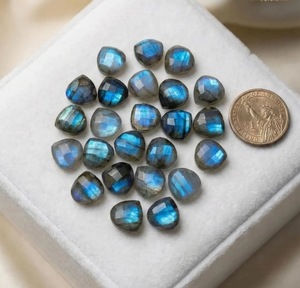 Pierre précieuse naturelle de luxe en labradorite, taille triligne, à éclat multicolore et jeu de couleurs, pierre libre pour la création de bagues et pendentifs personnalisables - Product Image 6