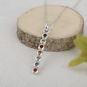 Colgante de Barra de Plata de Ley 925 con Piedras Preciosas de los Siete Chakras, Amuleto Curativo de Chakra Arcoíris - Product Image 2
